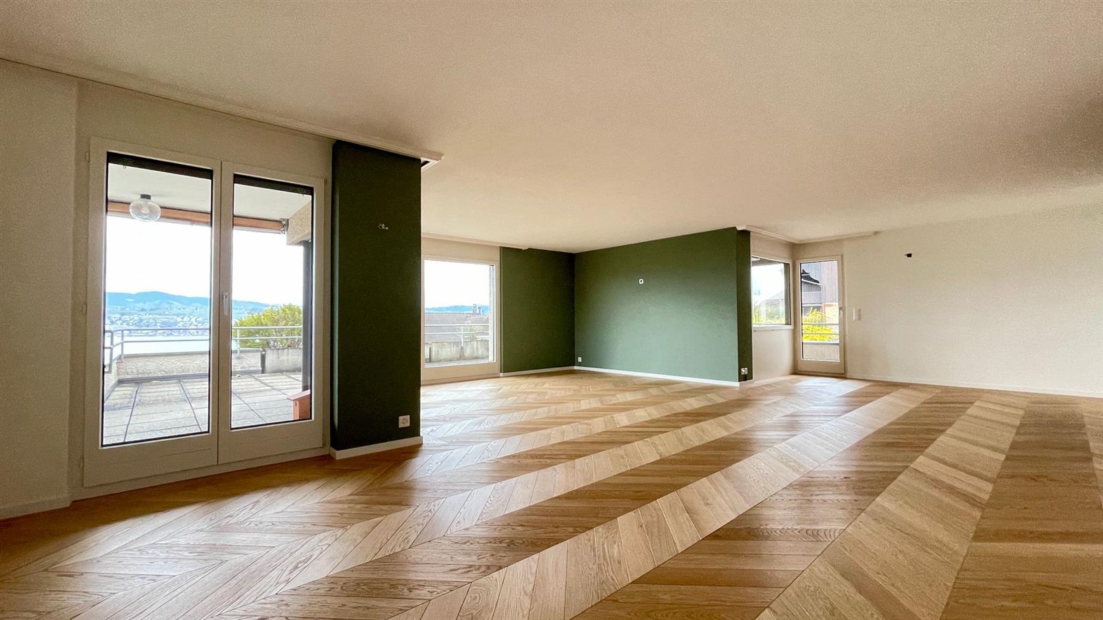 Eiche Chevron Fischgrat Parkett mit umlaufendem Fries